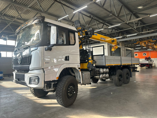 Бортовой Shacman 6x6 односкатный c КМУ XCMG SQS 250-5