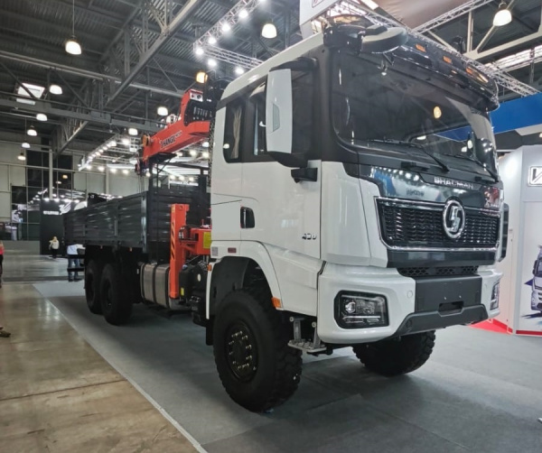 Бортовой Shacman 6x6 односкатный c КМУ HANGIL HGC 1026
