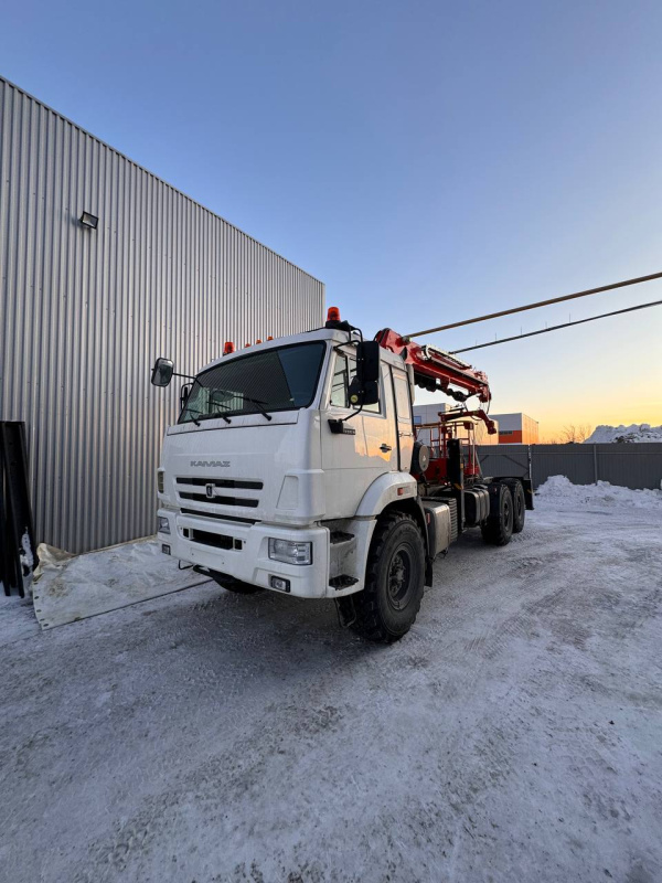 АВТОМОБИЛЬ СЕДЕЛЬНЫЙ ТЯГАЧ КАМАЗ 43118 С КМУ KANGLIM 2056 С БУРОВЫМ ОБОРУДОВАНИЕМ